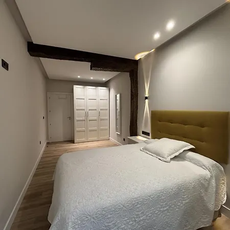 Old Town Apartment *