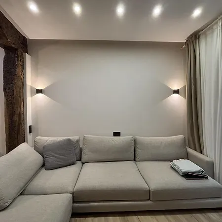 Old Town Apartment *