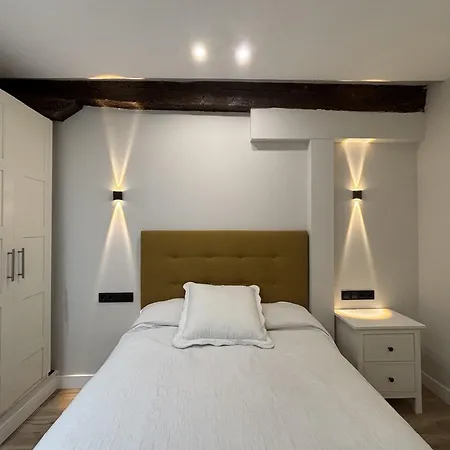 Old Town Apartment *